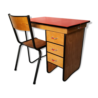 Teen desk and its chair