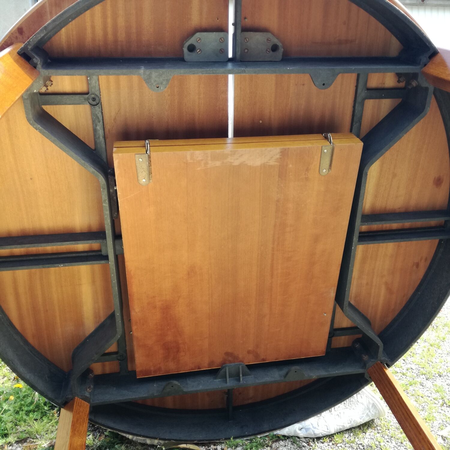 Extendable round table 120 to 170 cm