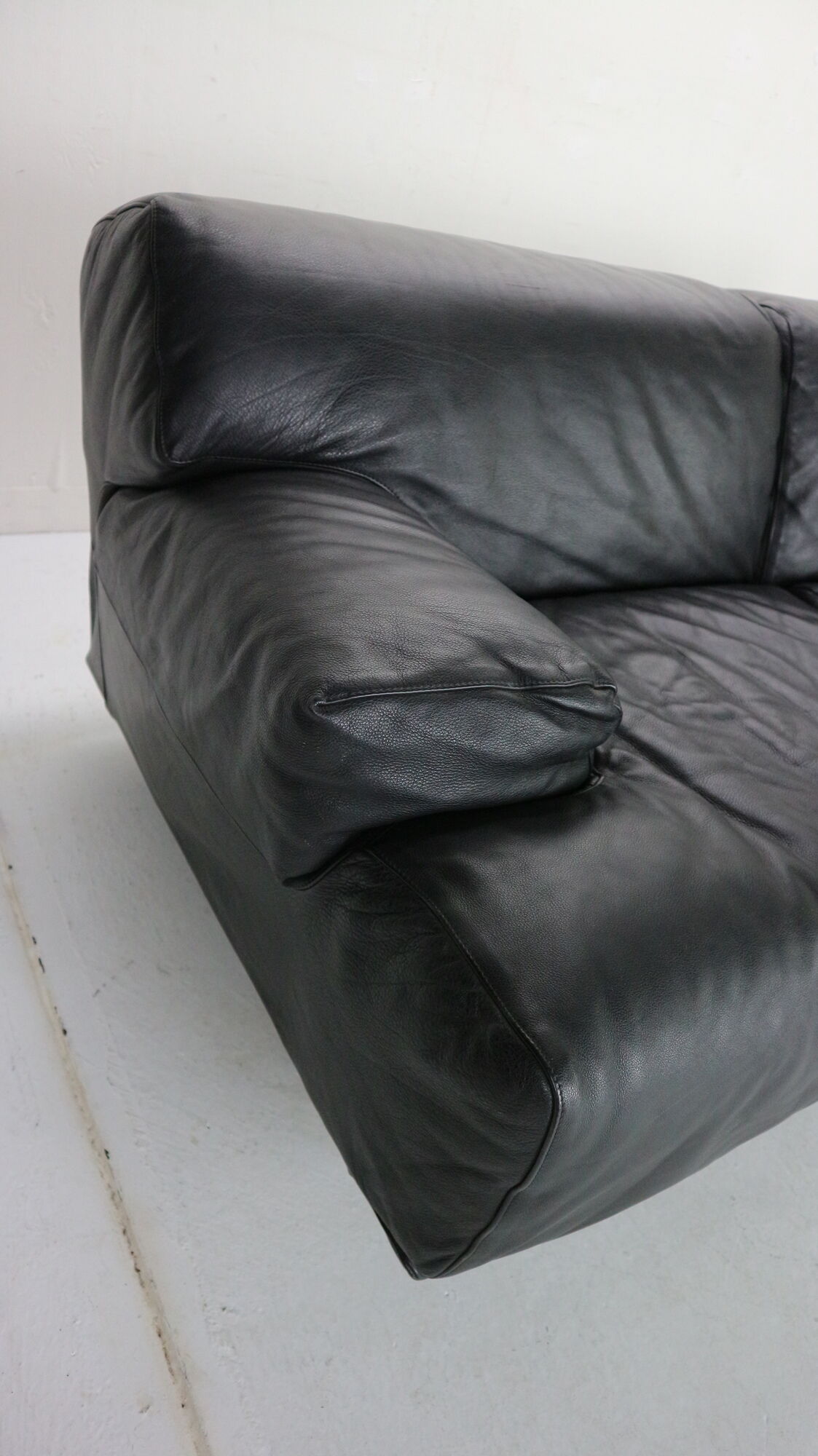 Leather 2-seater sofa "Fiandra" by Vico Magistretti for Cassina, 1970, Italy