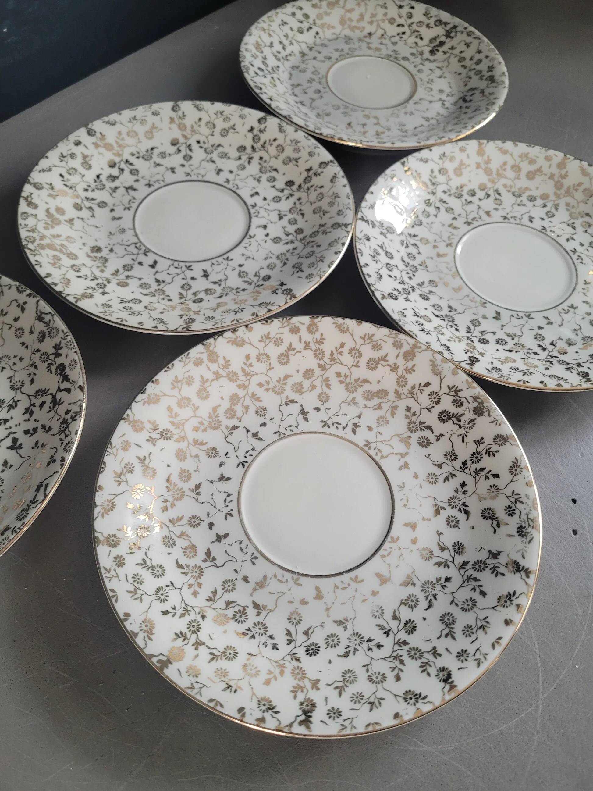 5 saucers Mayer Wiesau in Bavarian porcelain with a gold pattern.