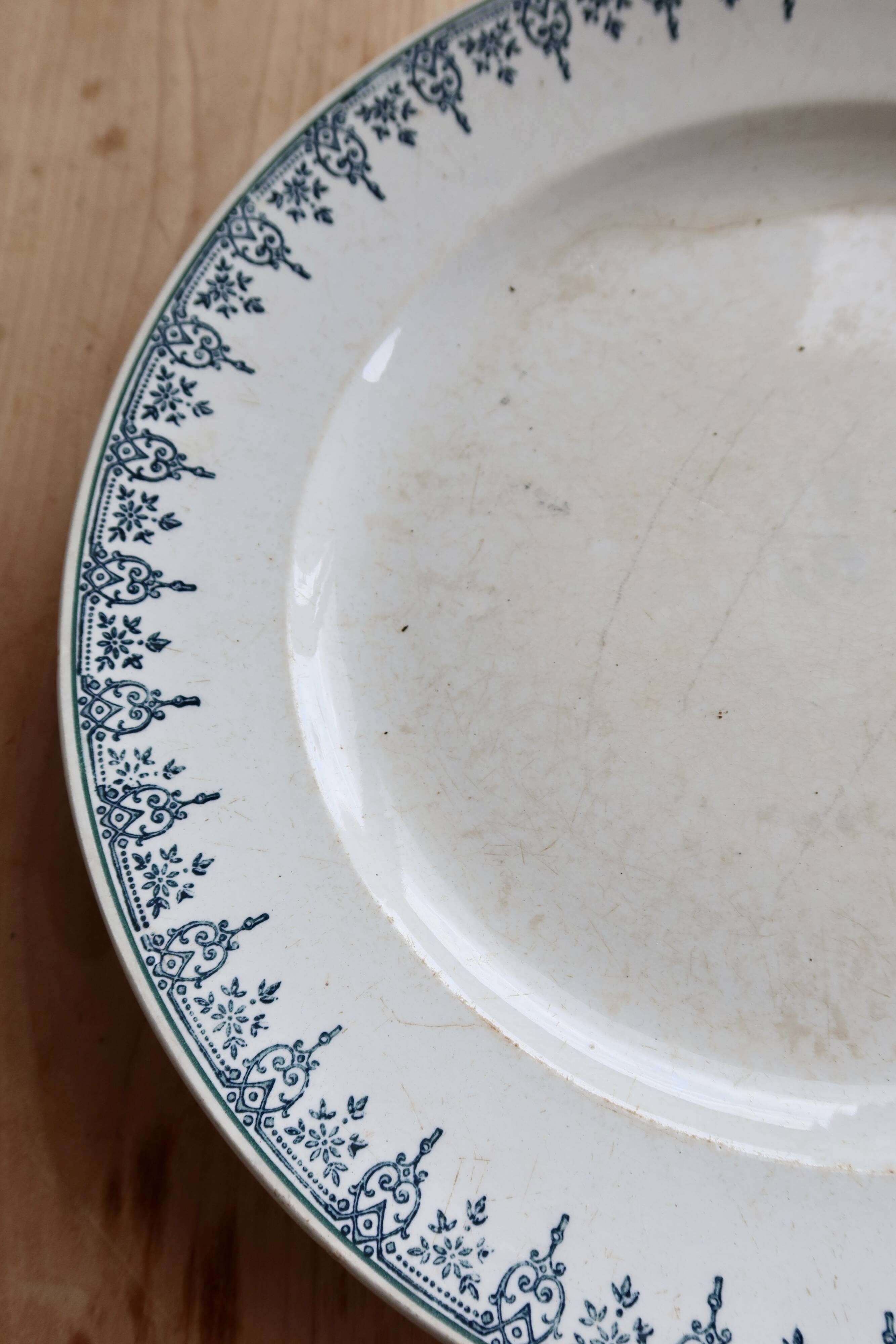 Round serving dish, Saint Amandinoise ironstone, Saint Amand 4500