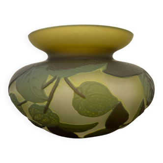 Vase en pâte de verre motif feuillage