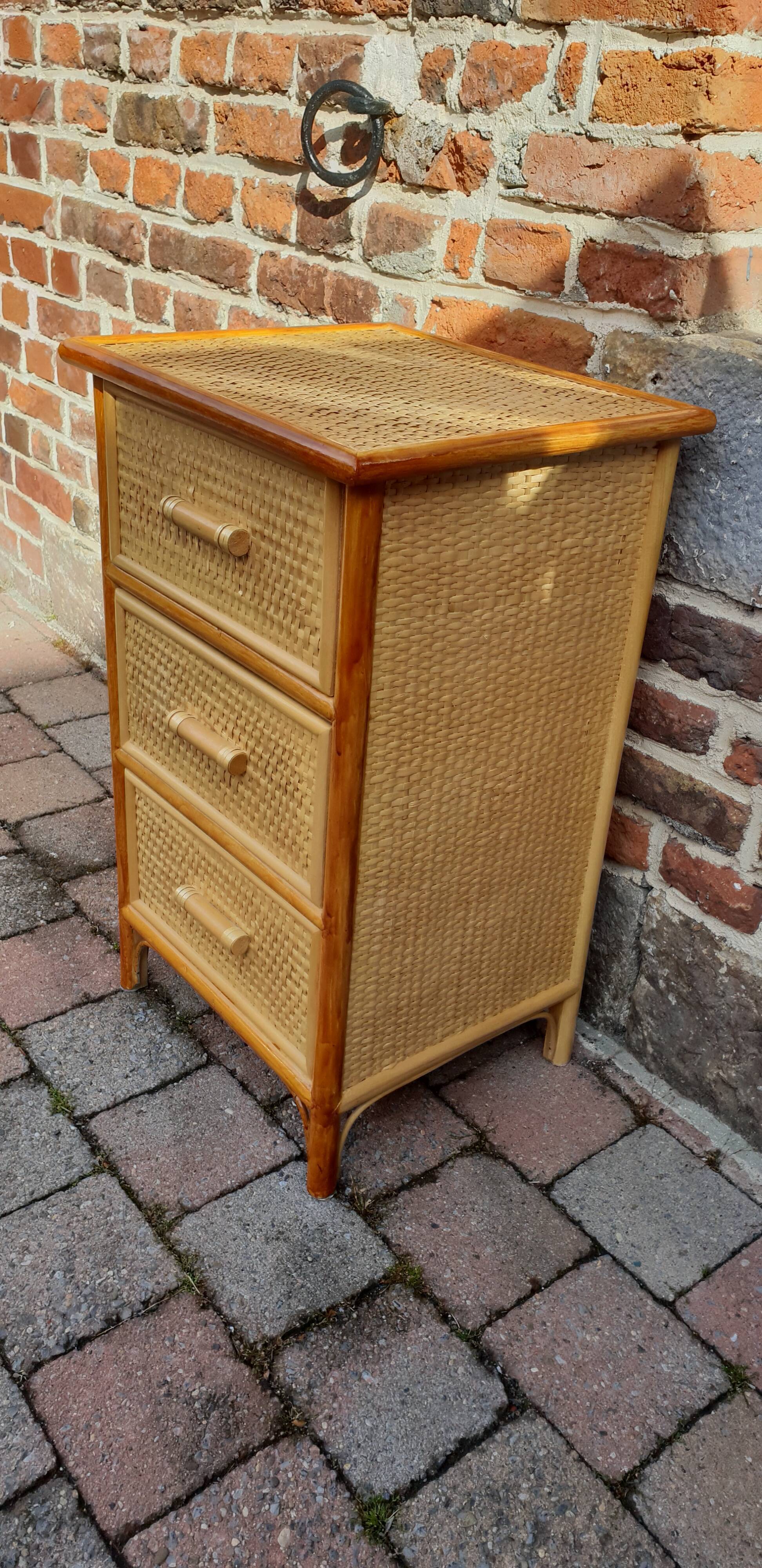 Commode tressée en rotin
