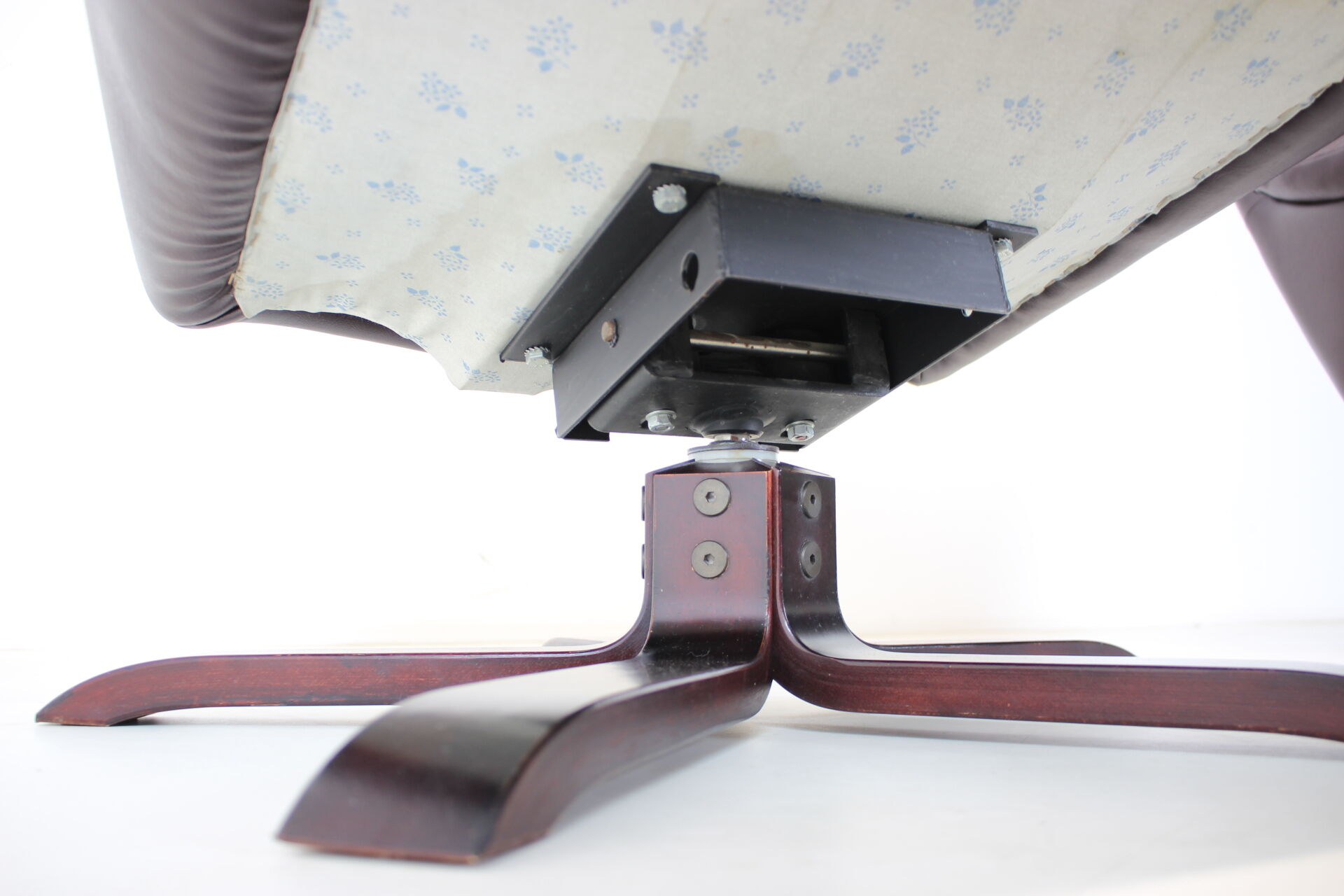 Scandinavian Leather Armchairs / Lounge Chairs, With footres 1970s, Finland