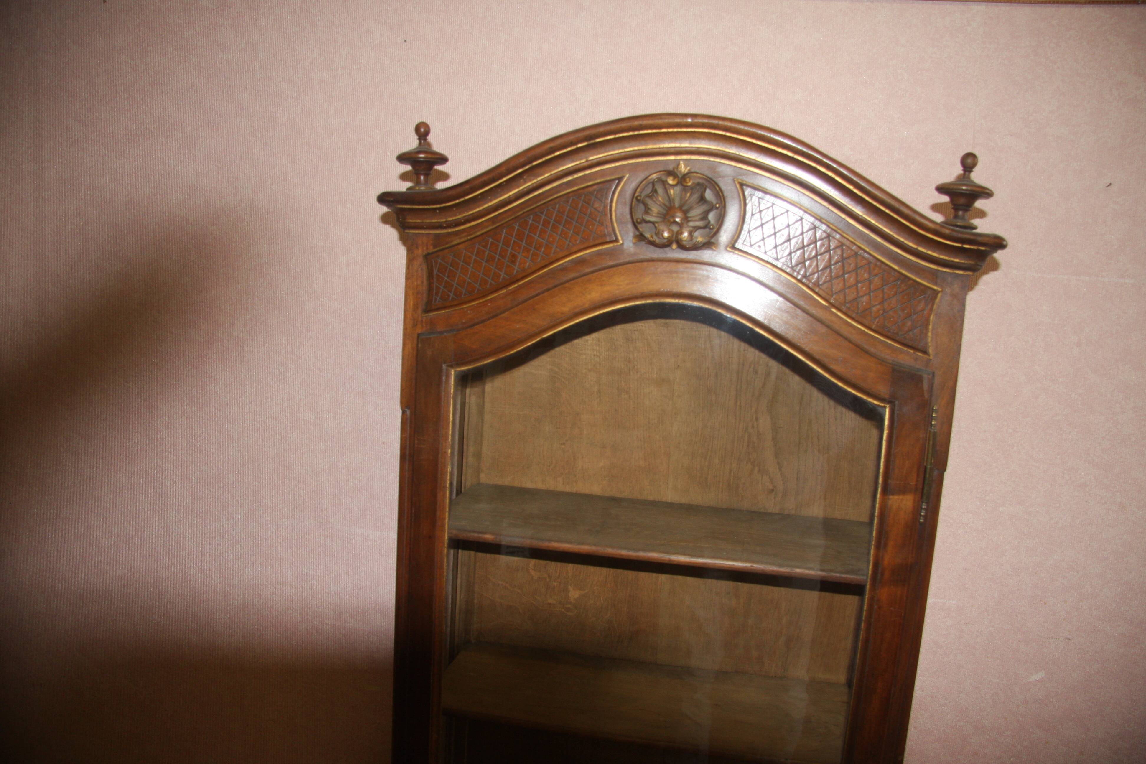 Beech display cabinet, 3 shelves, very good condition.