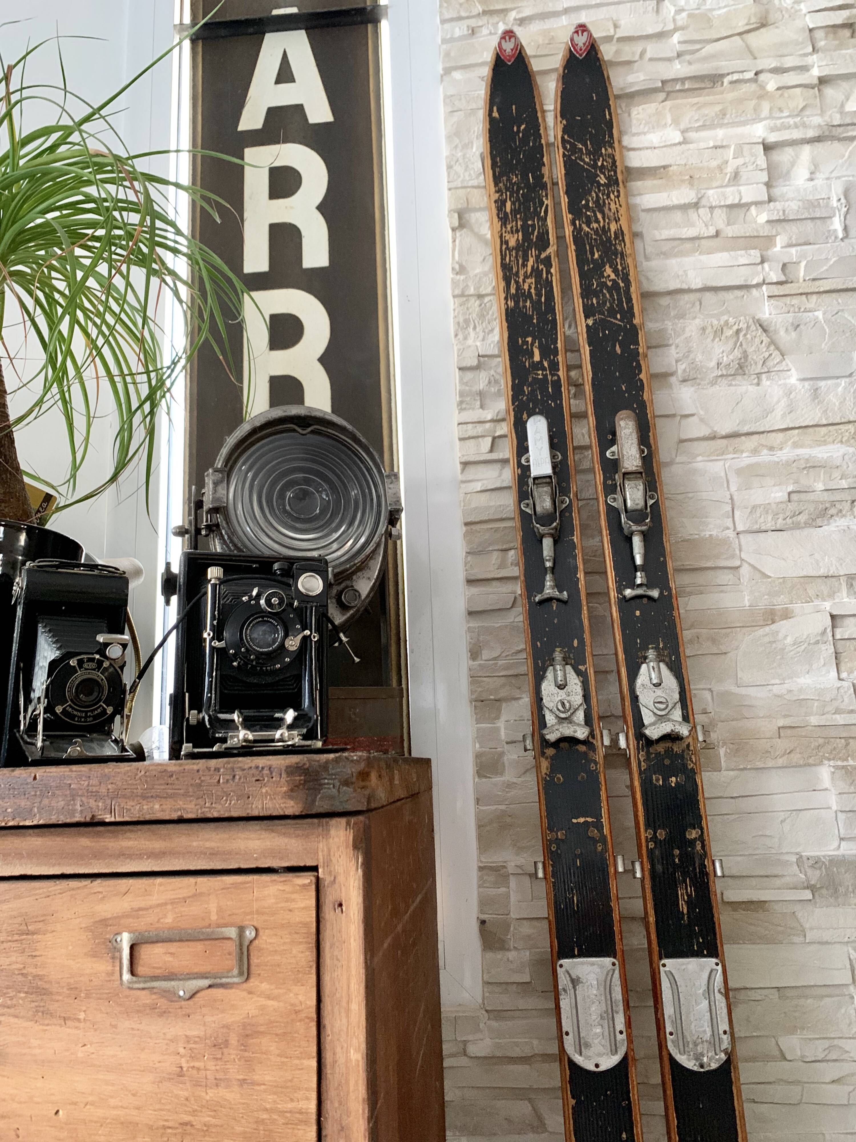 Paire de ski vintage en bois
