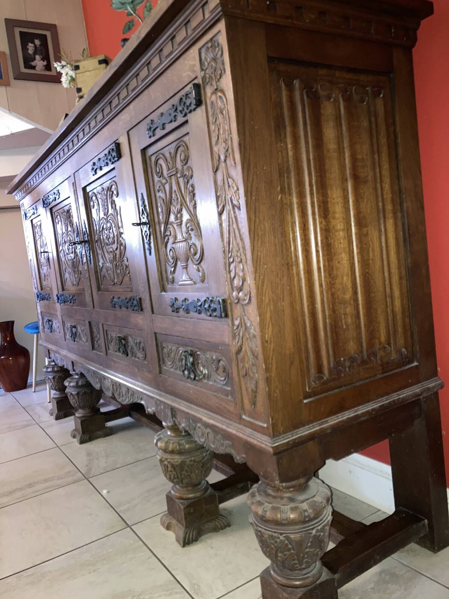 Buffet in the style of Italian Renaissance.