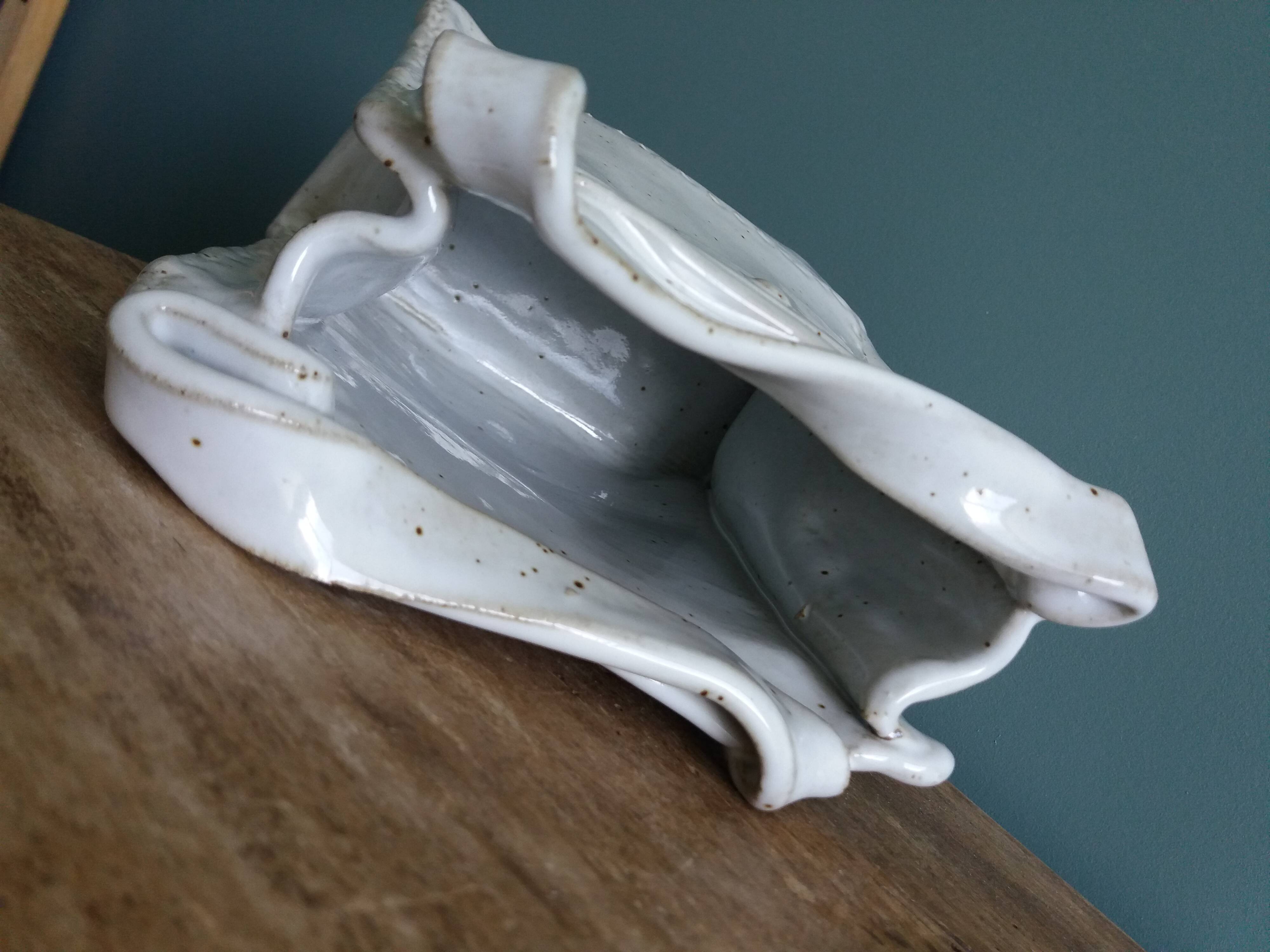 Vase en forme de sac, signé