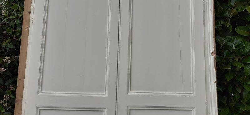 Pair of 19th-century cupboard doors and their frame (1st), woodwork