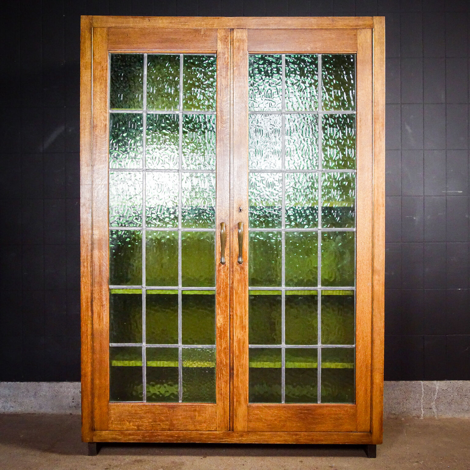 Bibliothèque antique avec portes en verre souillé Brun / Vert - années 1920