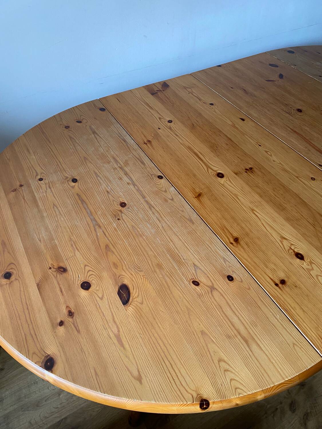 Round solid pine dining table with 2 extensions