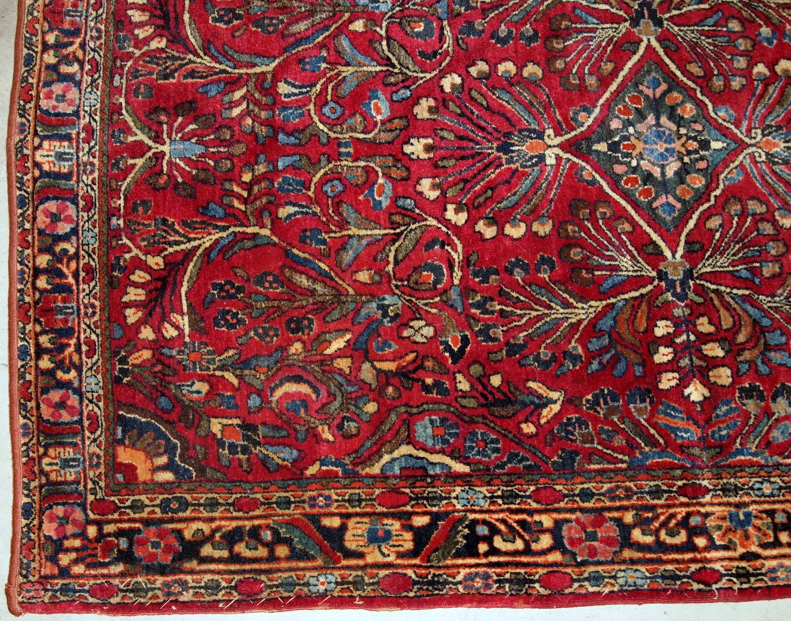 Handmade antique Persian Sarouk rug 3.6' x 5.3' (109cm x 161cm) 1920s