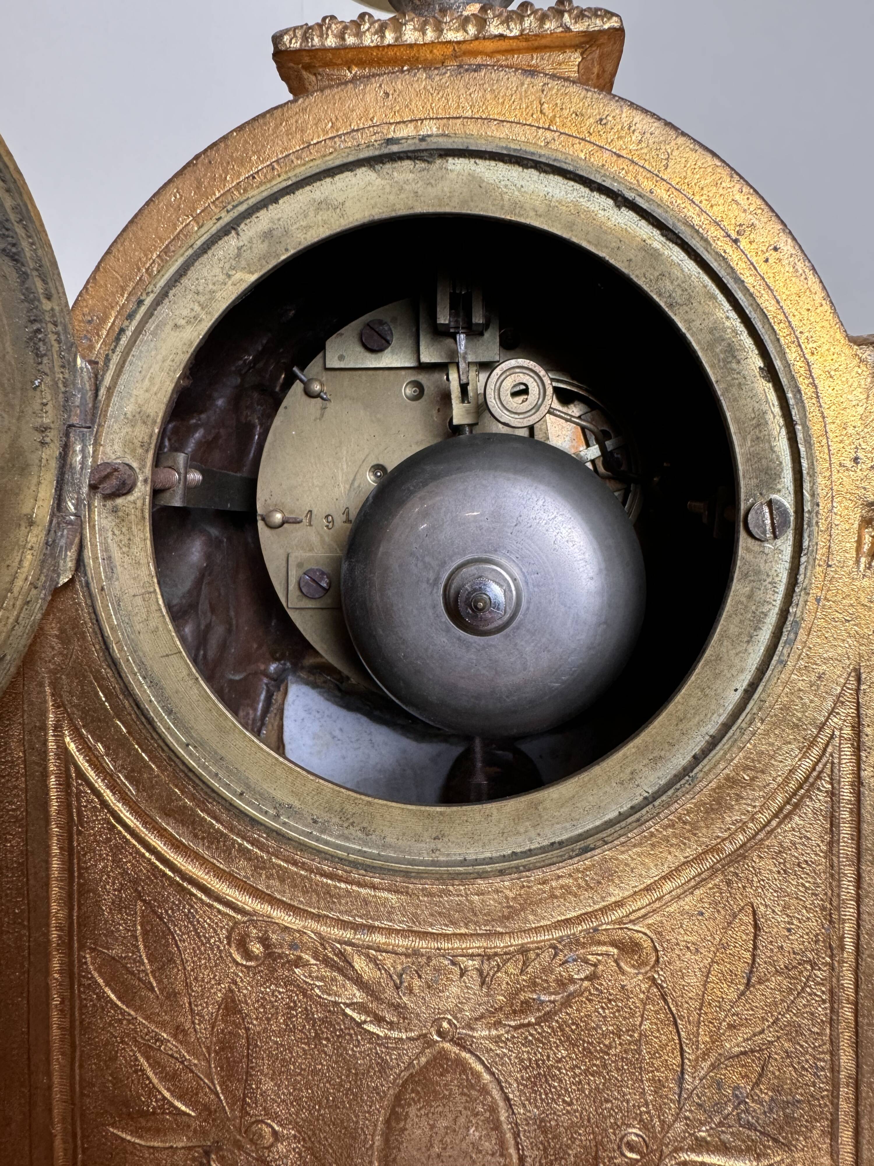 Napoleon III clock in gilded bronze and porcelain plates decorated and painted by hand
