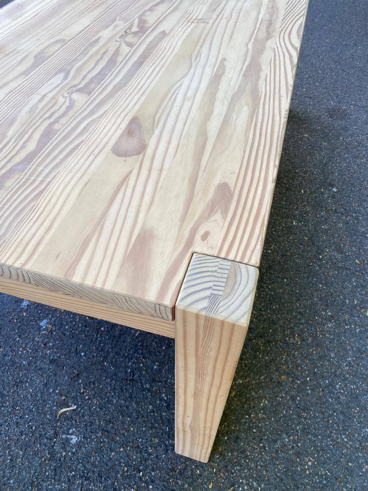 Table à manger rénovée en pin massif style scandinave brutaliste des années