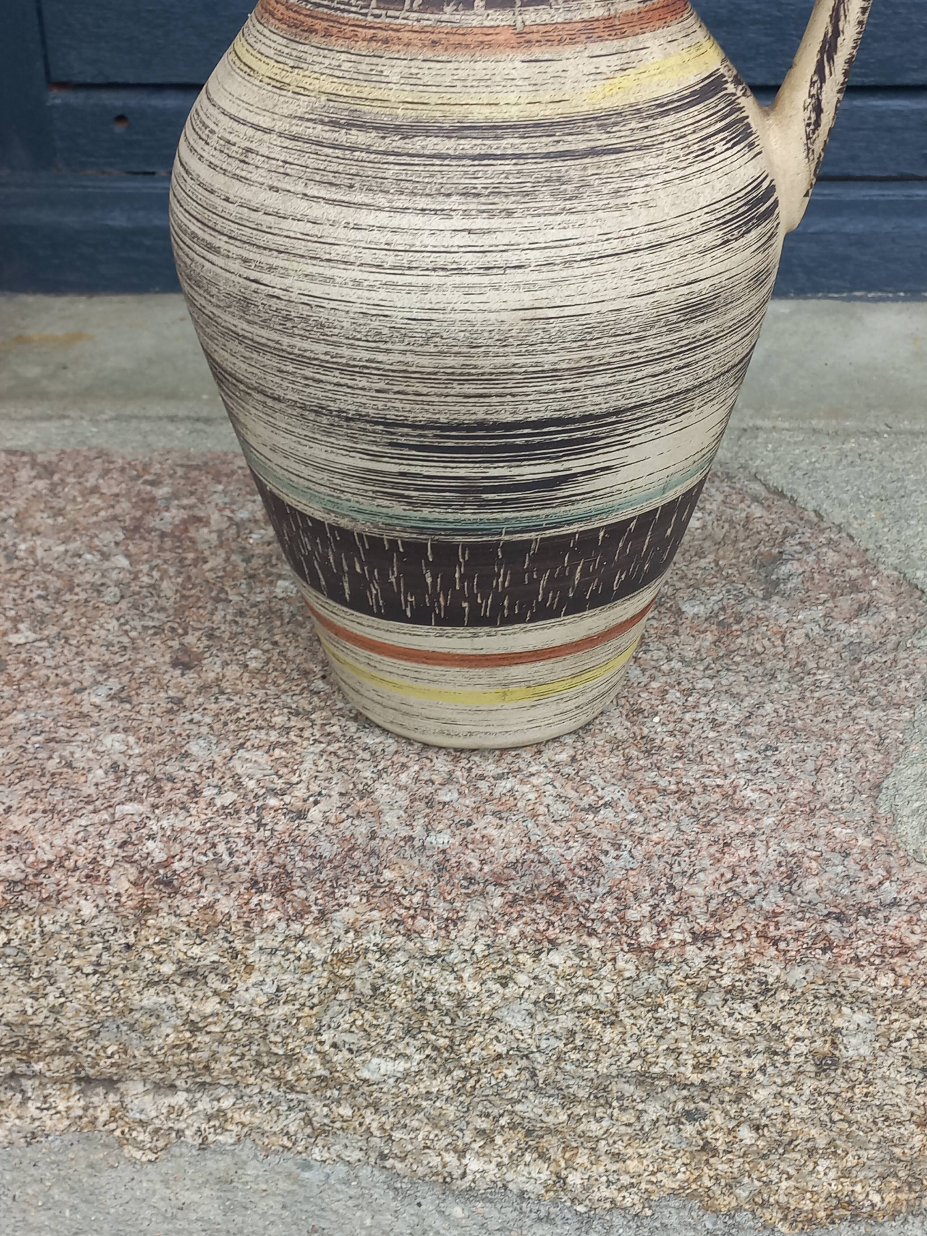 Vase cruche en céramique des années 60 multicolore et sacrifiée