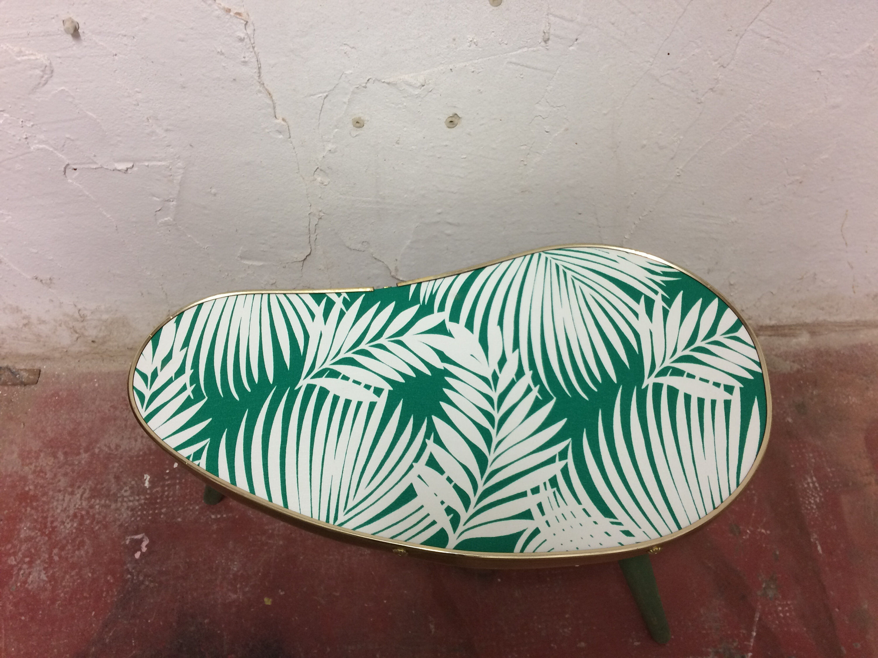 Tripod table shaped bean holder plant - Small side table restored Jungle