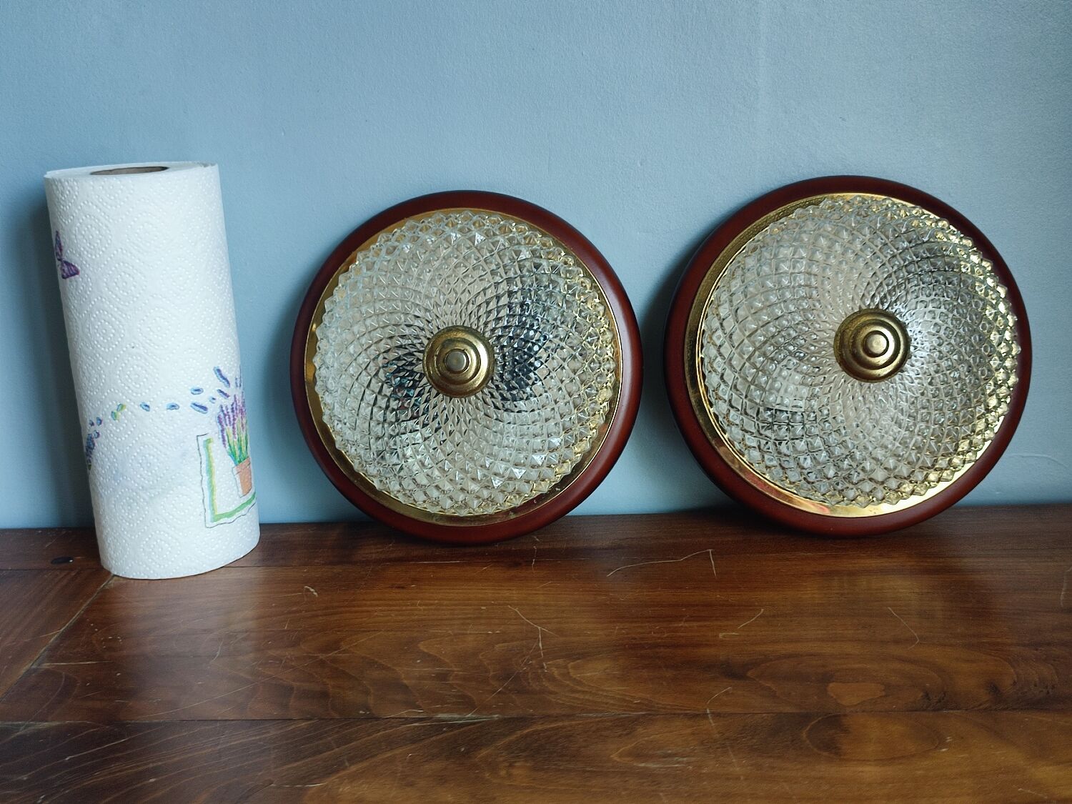 Lot de deux plafonniers en verre et laiton vintage