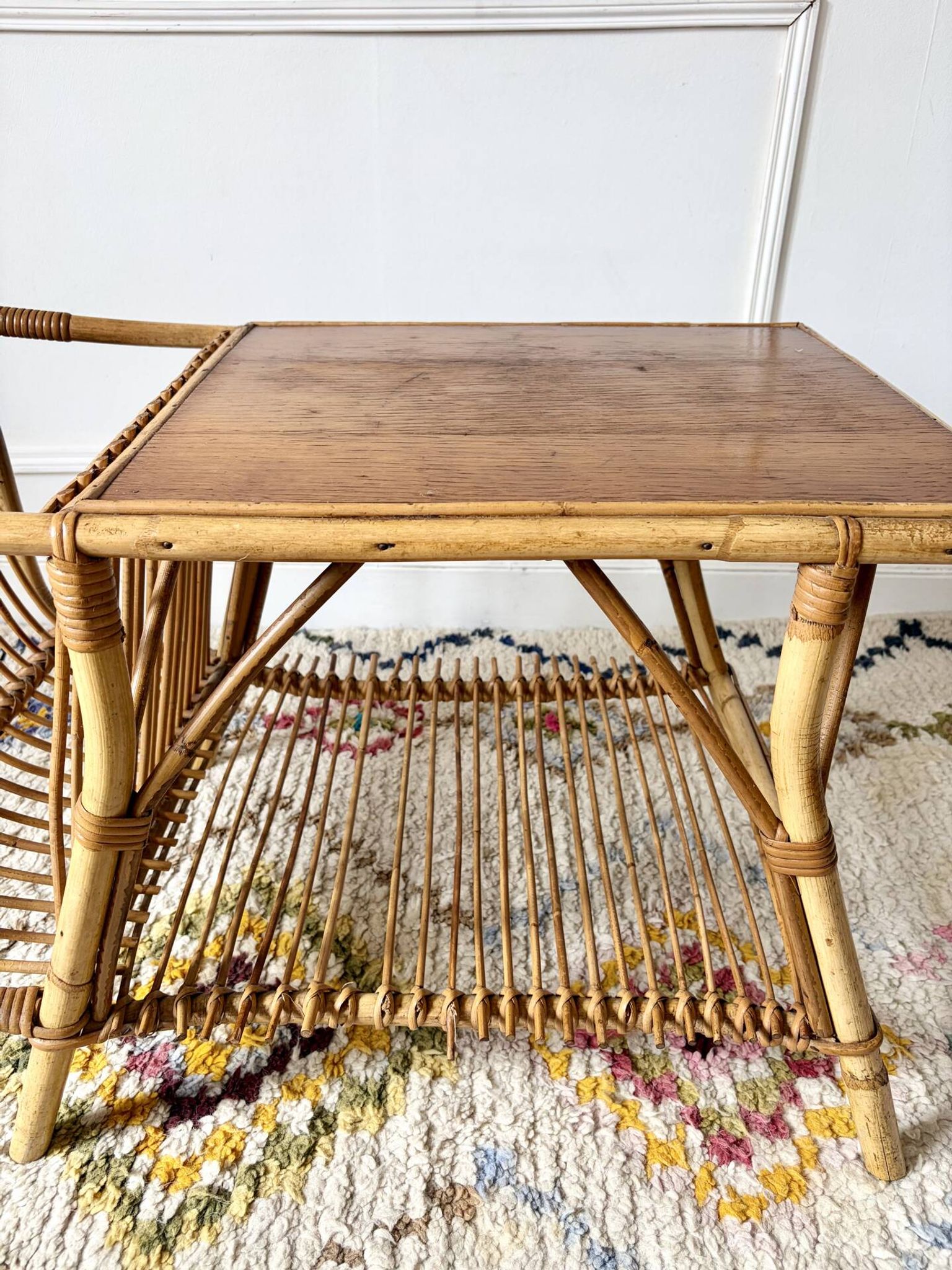 Table basse porte revues en rotin vintage
