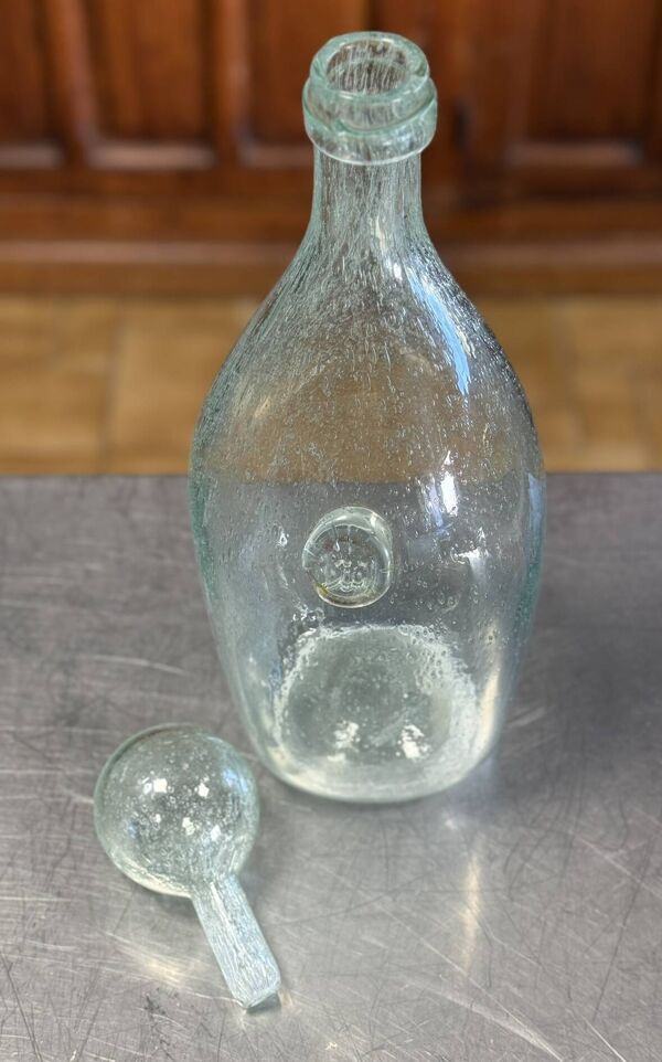 Biot : Très Importante bouteille en verre bullé