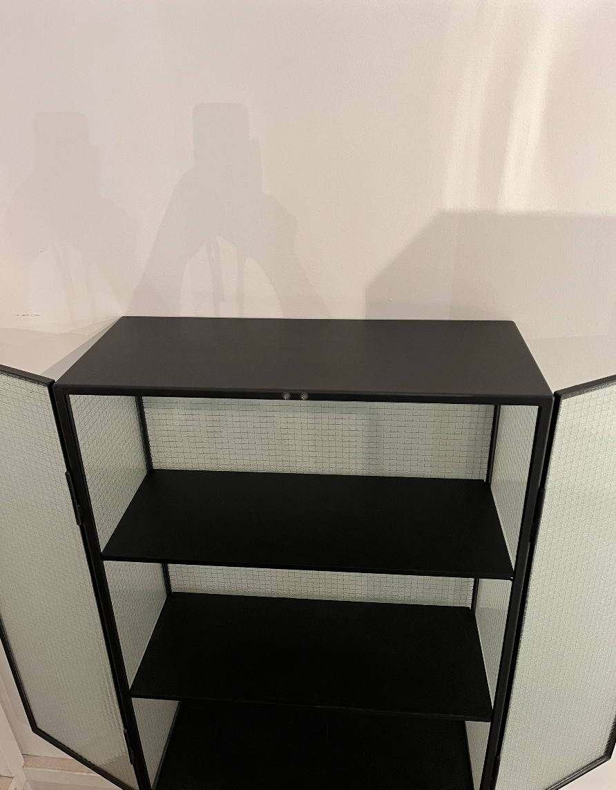 Vitrine Ferm Living Modèle Haze en verre armé et métal | Selency