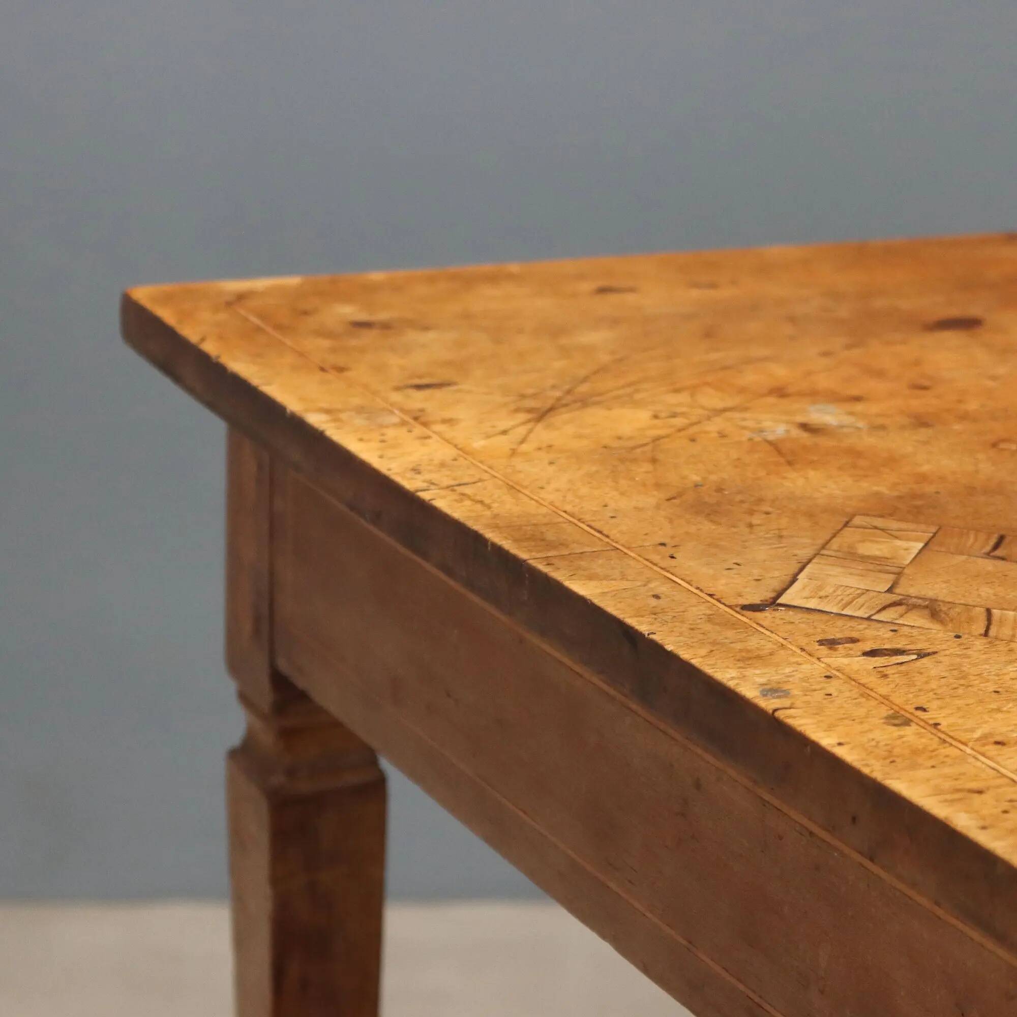 Antique neoclassical walnut coffee table with maple inlays, 18th century.