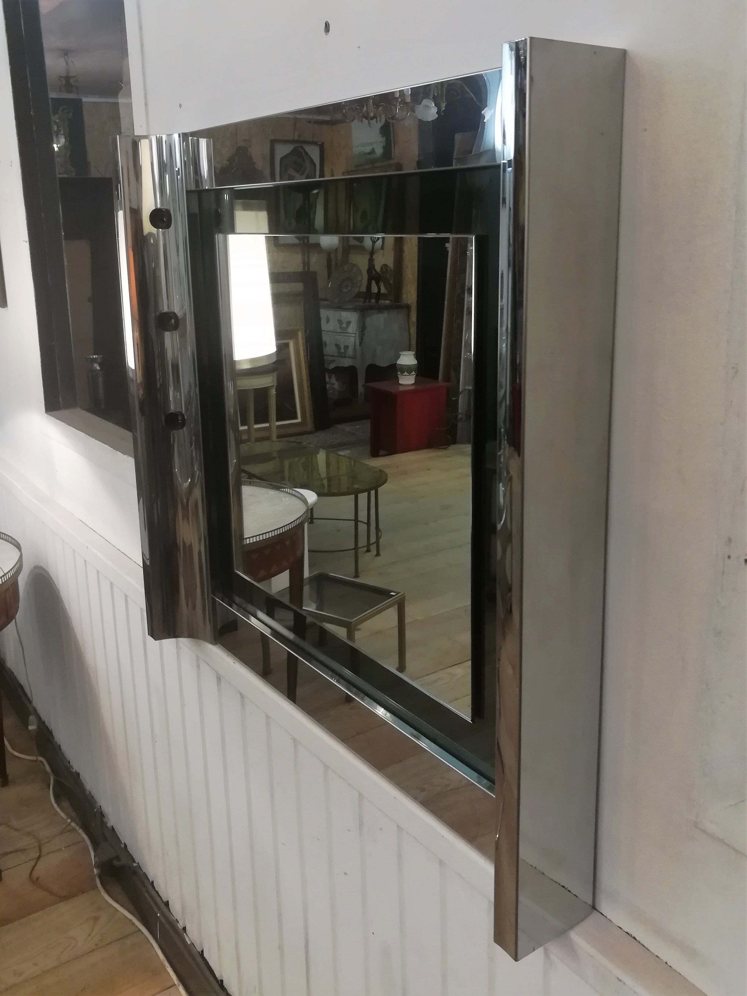 Bright artist's box mirror in chrome metal