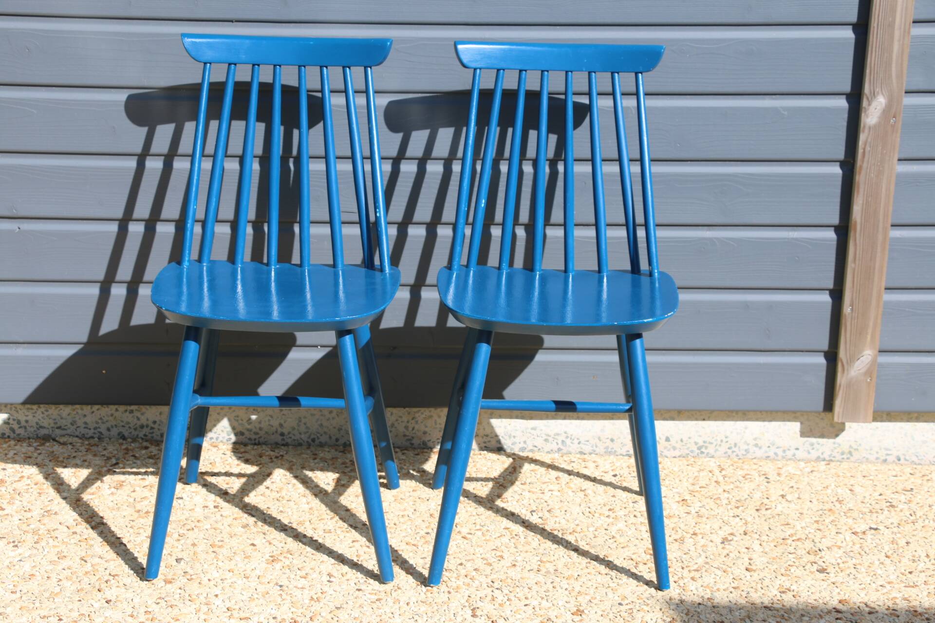 2 blue Tapiovaara style chairs