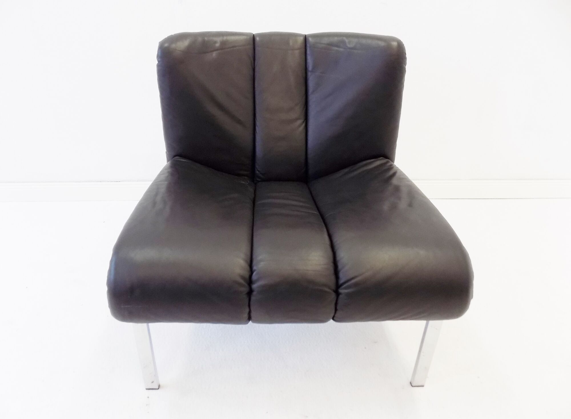 Eurochair set of 2 black leather lounge chairs by Girsberger