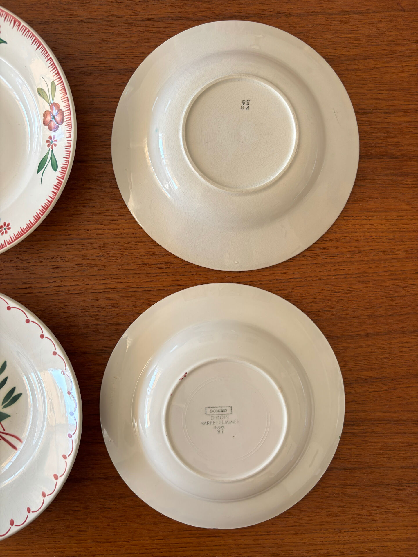 Lot de 4 assiettes creuses dépareillées en faïence ancienne • Décor fl