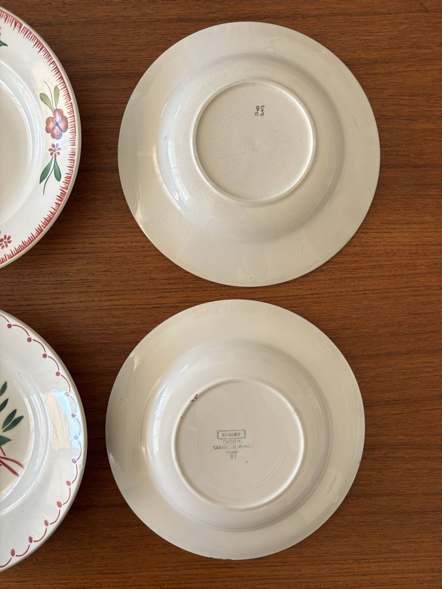 Lot de 4 assiettes creuses dépareillées en faïence ancienne • Décor fl