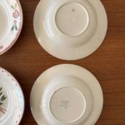 Lot de 4 assiettes creuses dépareillées en faïence ancienne • Décor fl