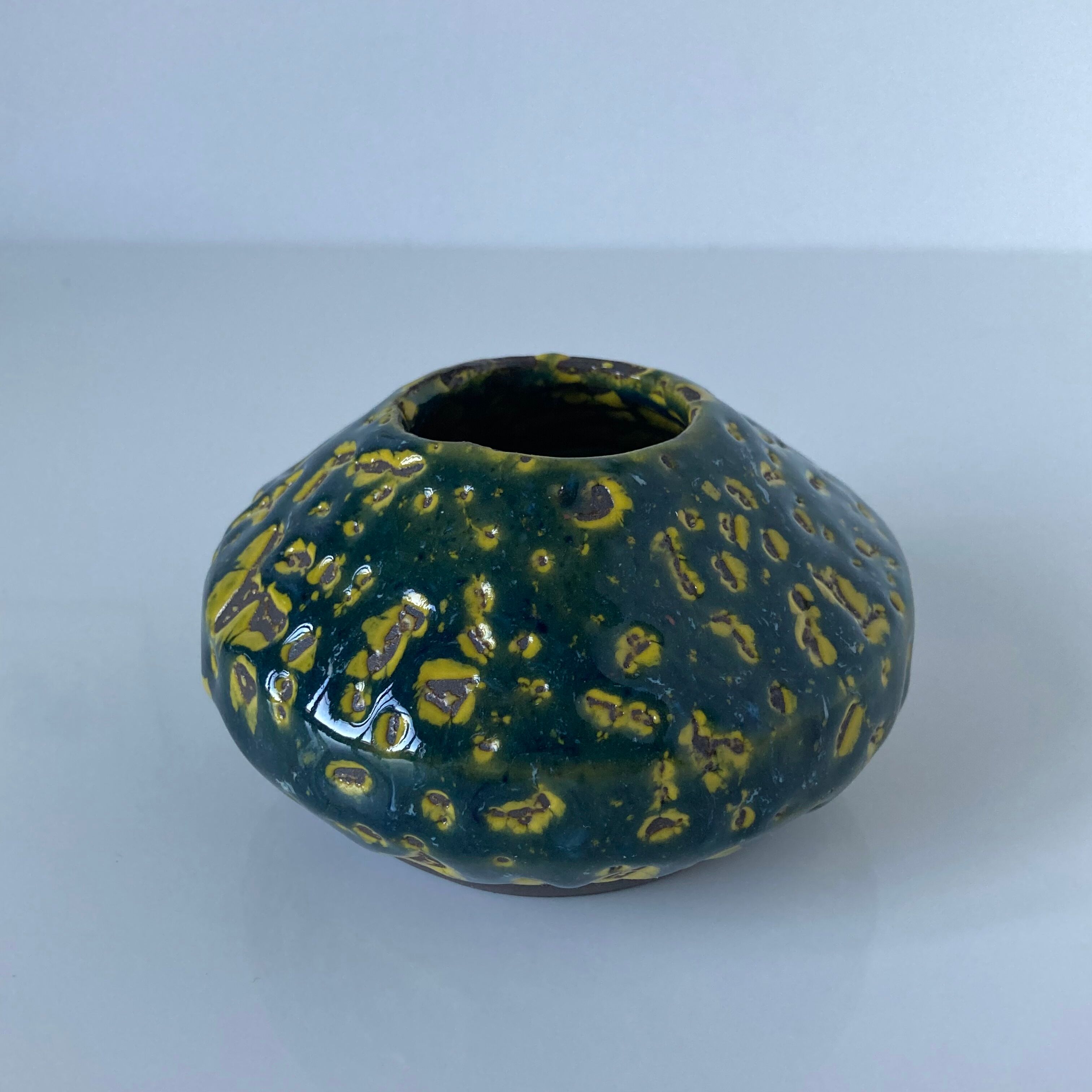 Réunion de trois céramiques d’artiste signées comprenant deux vases et une coupelle