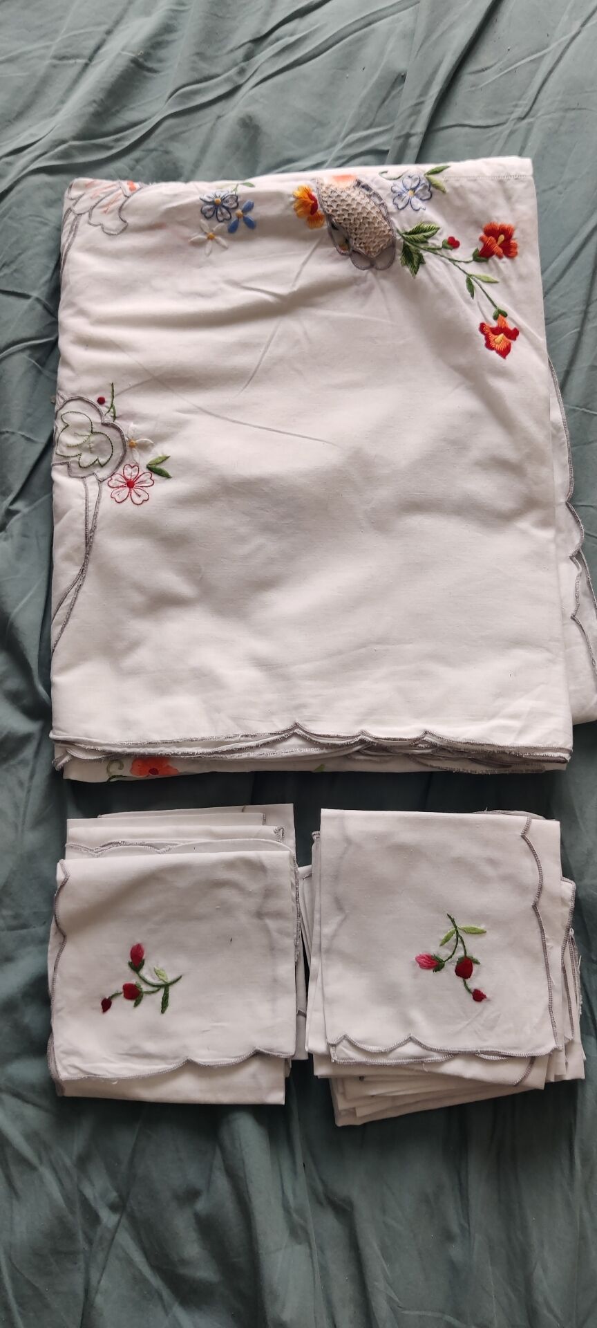 Embroidered tablecloth with its 12 napkins.