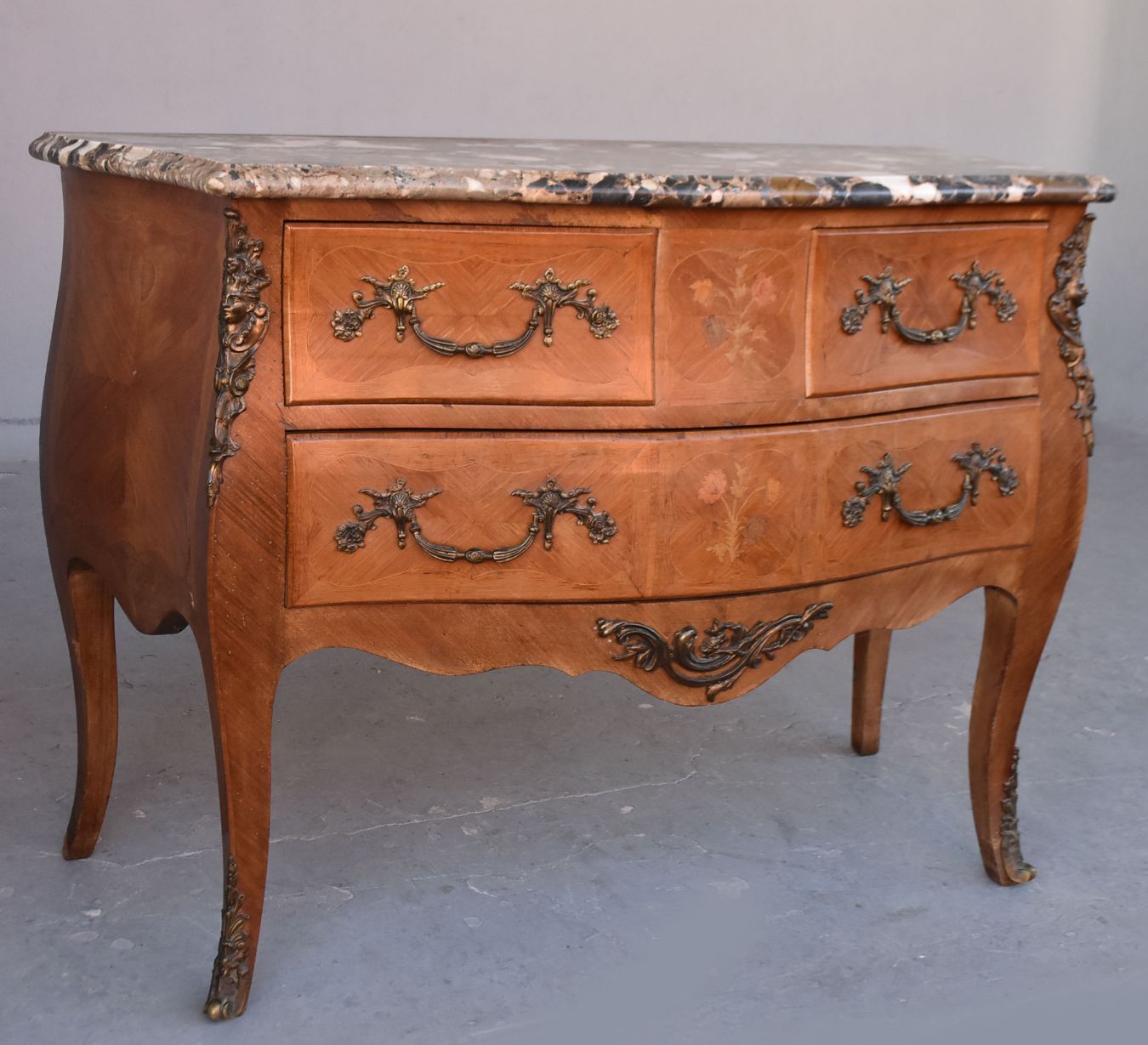 Commode sauteuse Louis XV bois de rose