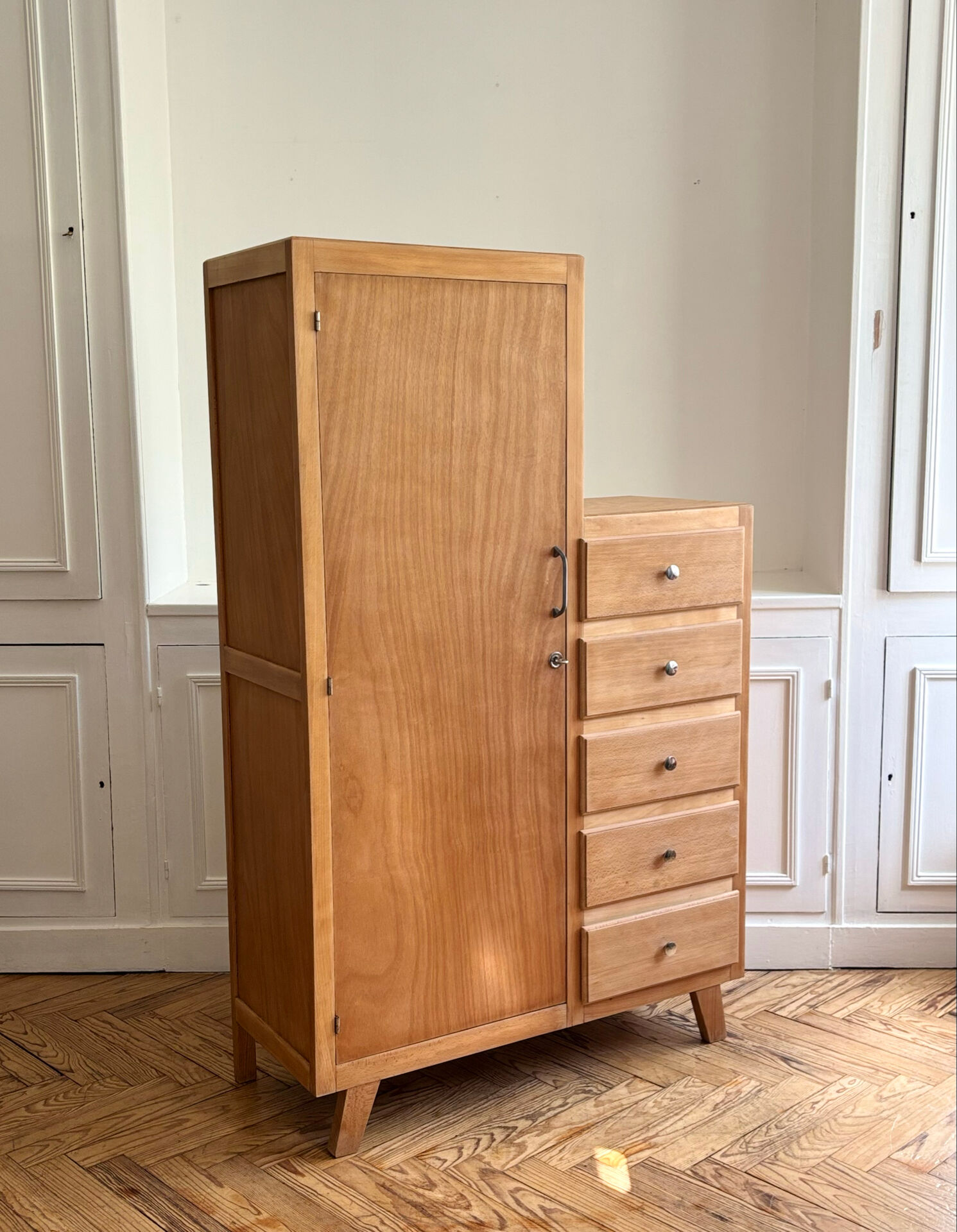 Armoire asymétrique vintage
