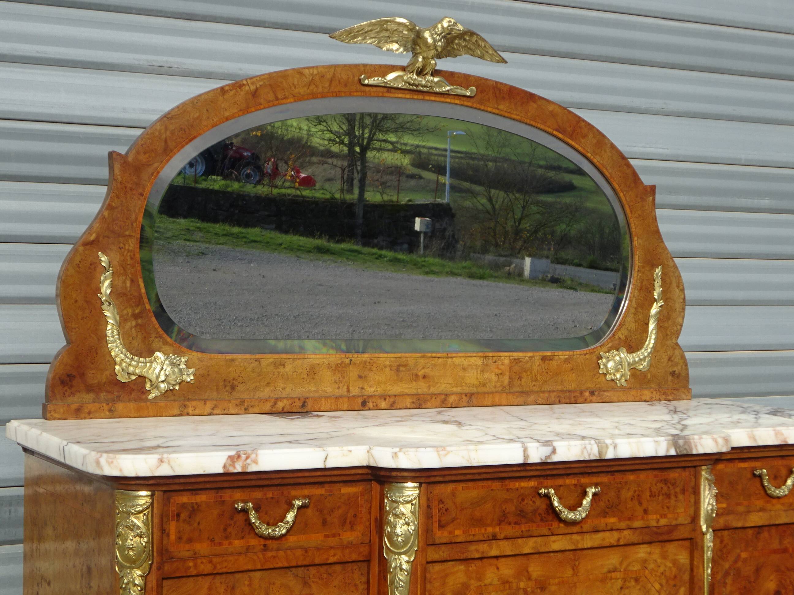 Très ancien buffet Louis XVI avec marbre, miroir et bronze