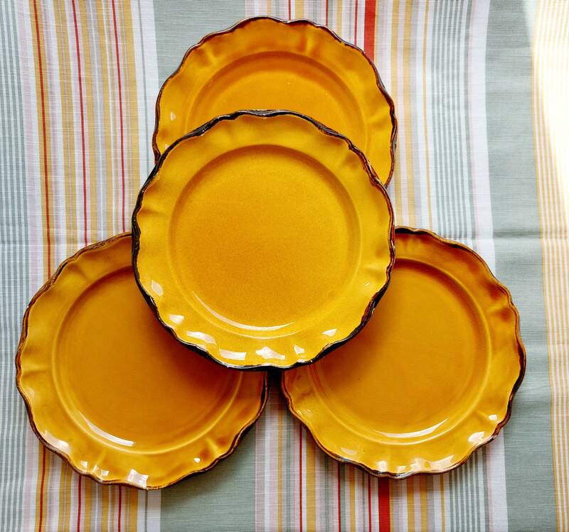 4 dinner plates Les Faïences de Haute Provence