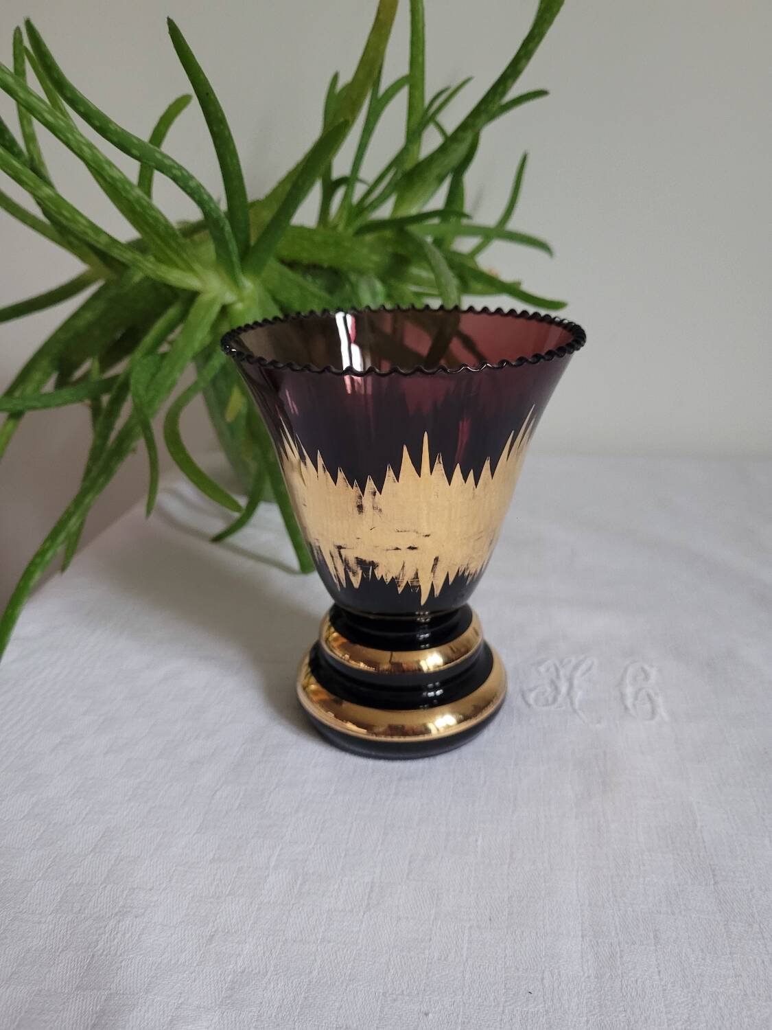 Flared vase in purple glass with a central gold motif