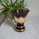 Vase évasé en verre violet motif doré central