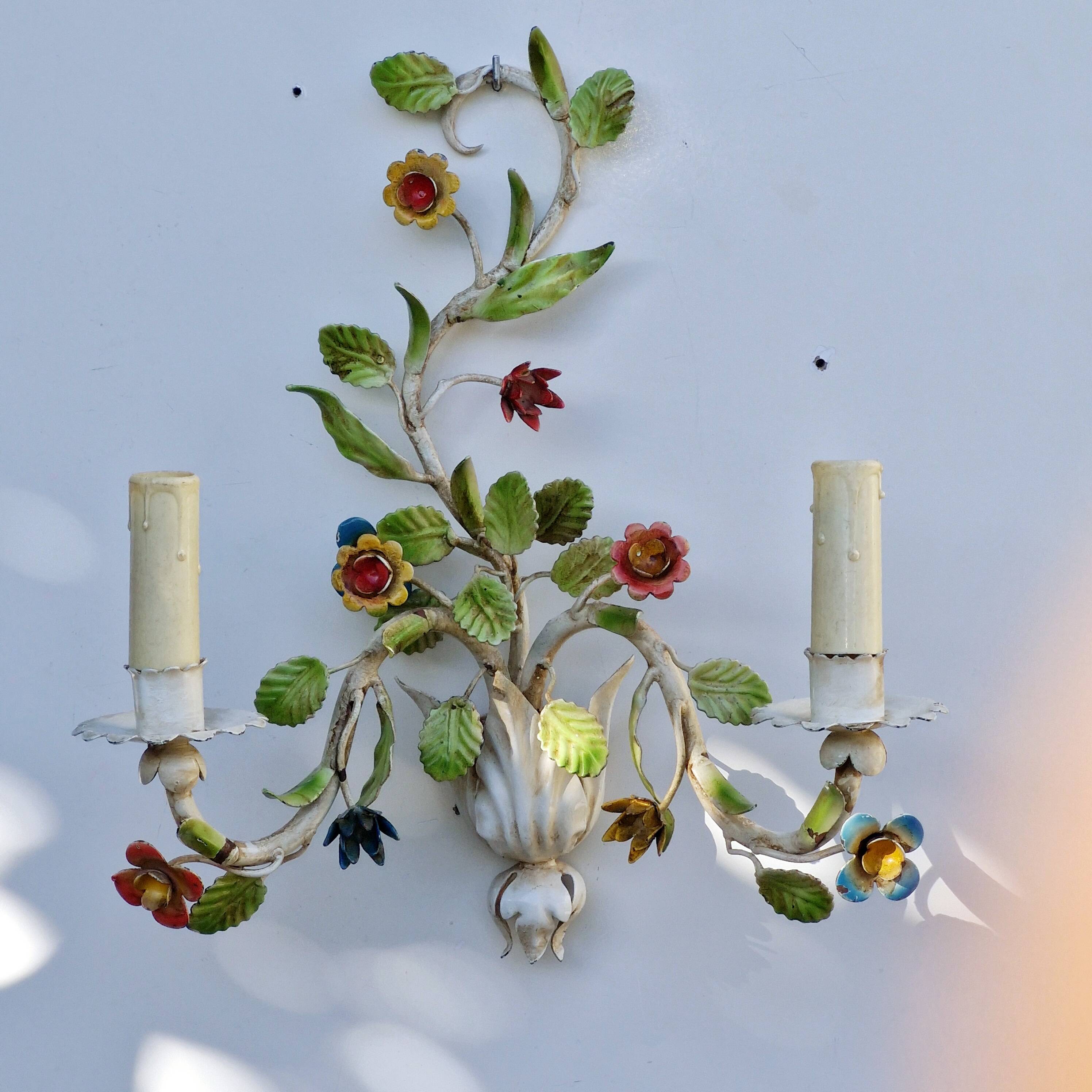 Wall lamp in colored flower sheet metal