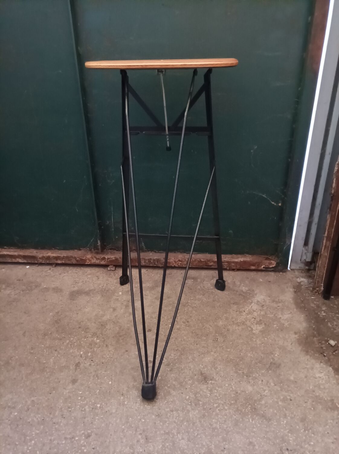 Design year 70 industrial stool "dragonfly"