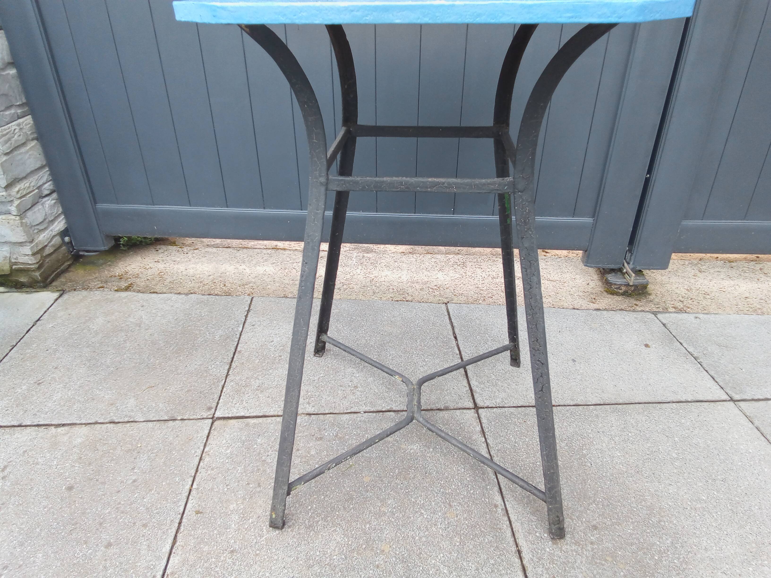 Splendid and rare outdoor iron bistro table from the 1940s, completely renovated
