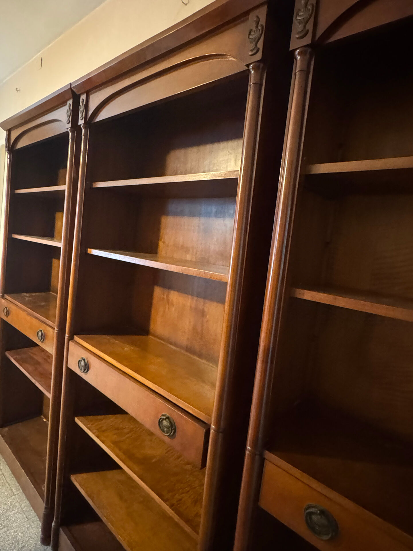 Bibliothèque ouverte en 3 pans style directoire