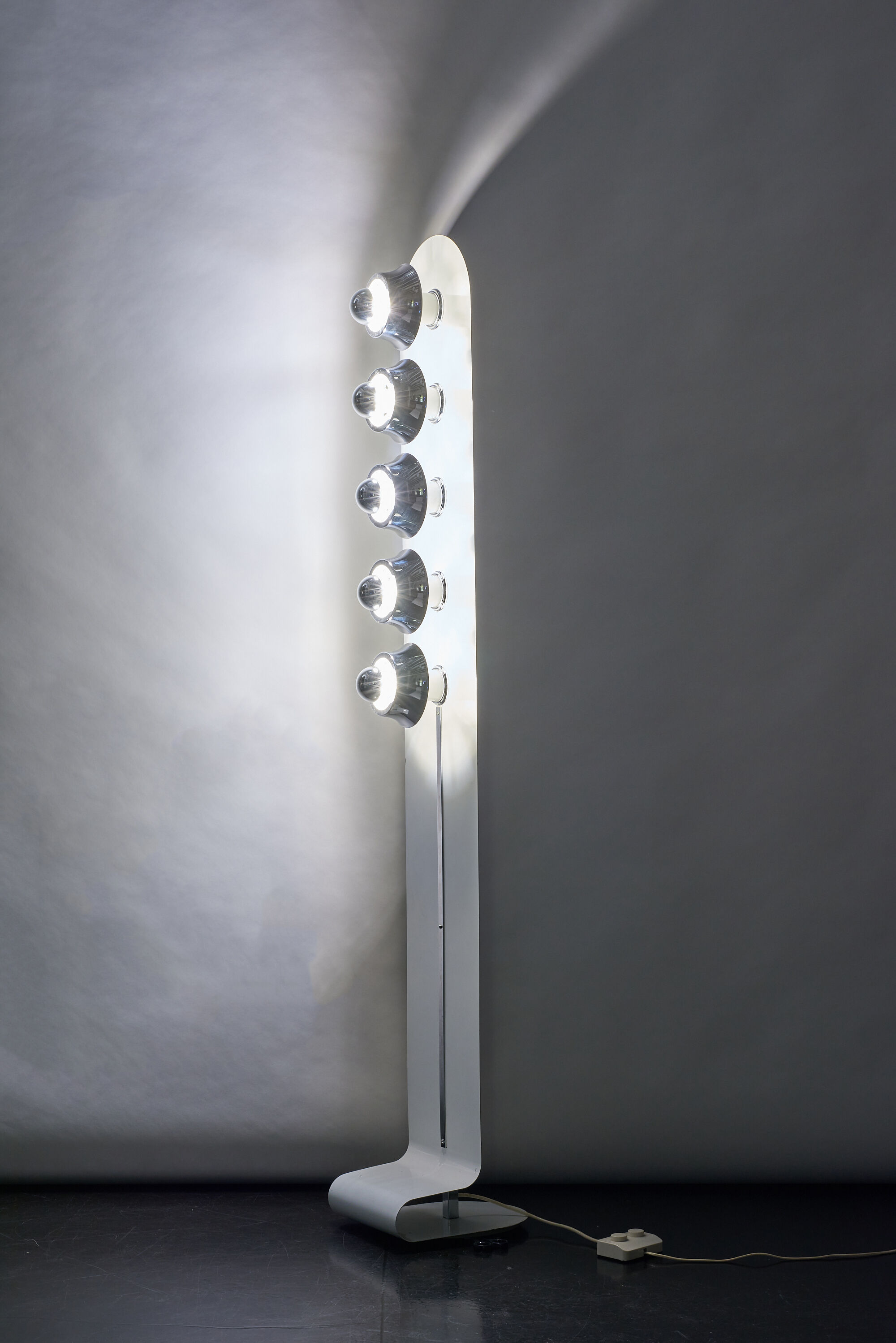 Space age rotating column with 5 lights