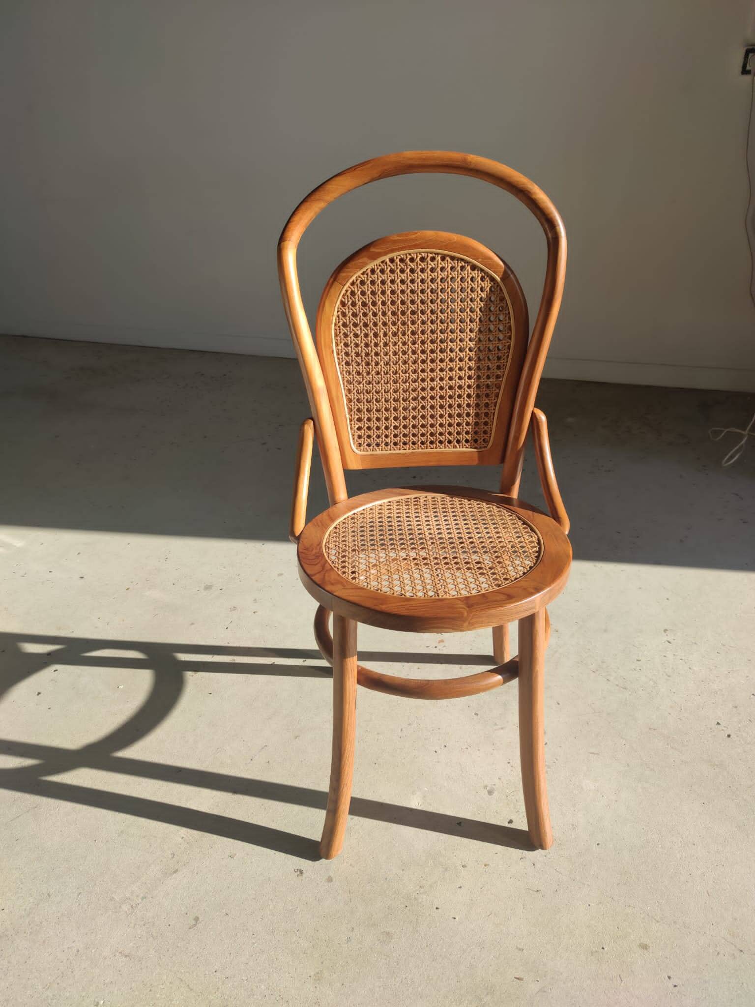 Chaise cannée en bois naturel