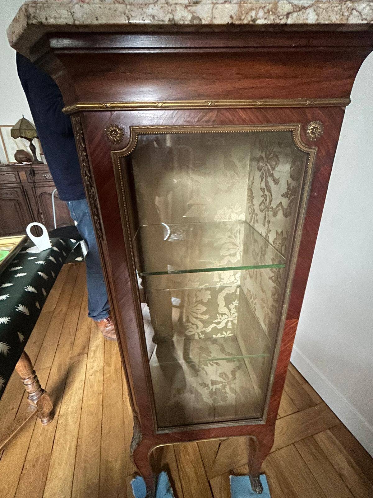 Vitrine Napoléon III marquetée, marbre et bronzes – XIXᵉ siècle