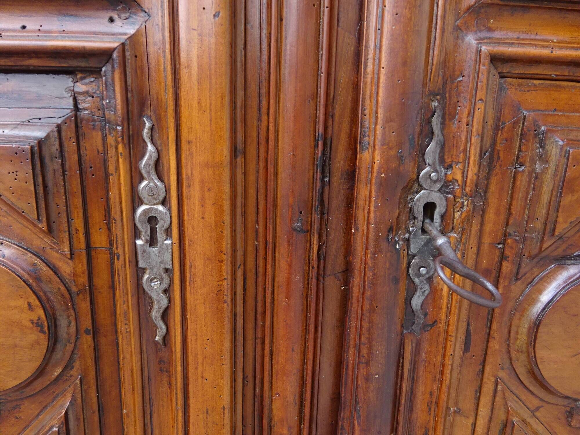 Ancienne armoire Louis XIII en noyer massif