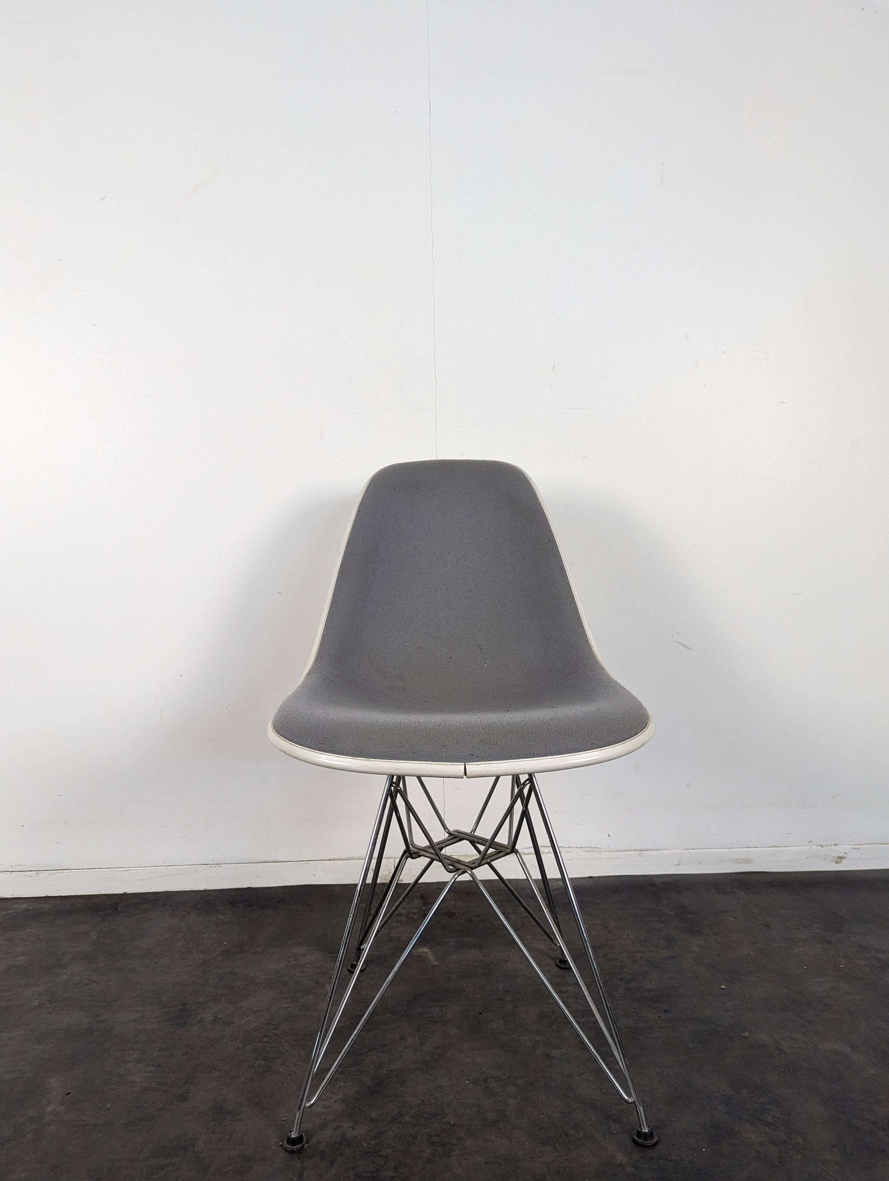 Chaise Vitra Eames DSR rembourrée grise