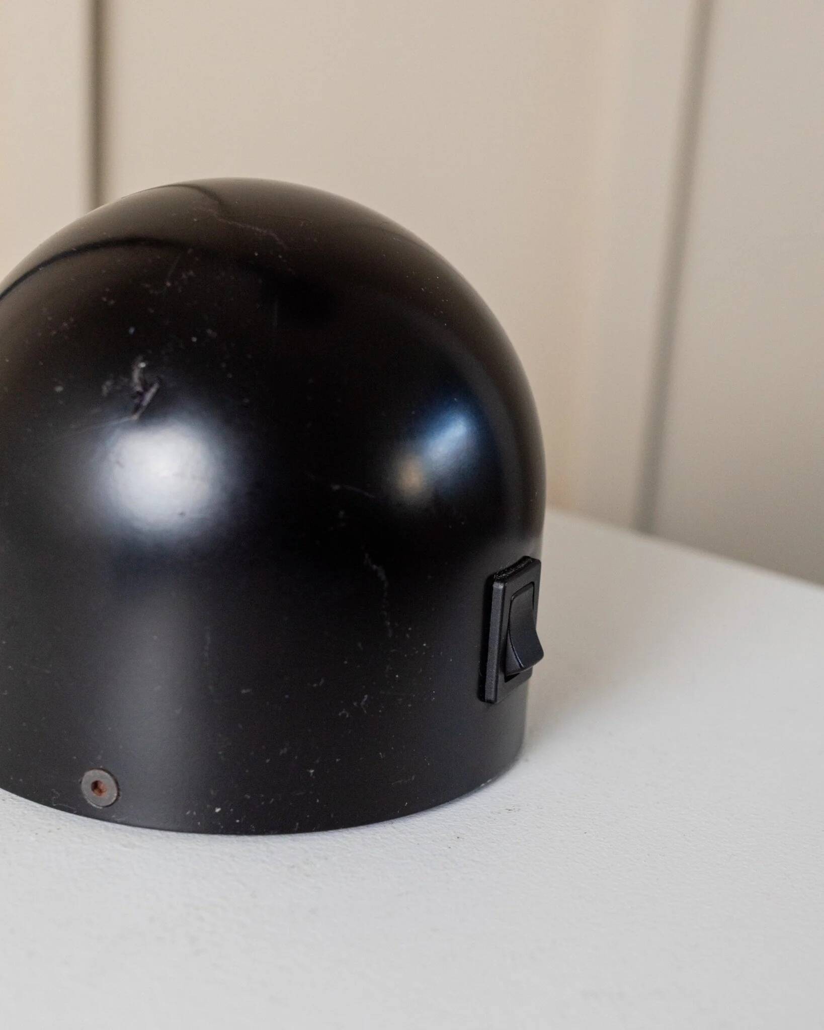 Black metal adjustable desk lamp, postmodern Memphis style, Italian 1980s design, swivel head