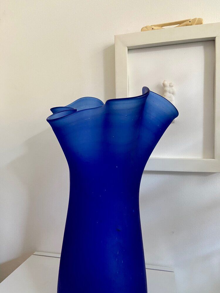 Vase mouchoir en verre bleu